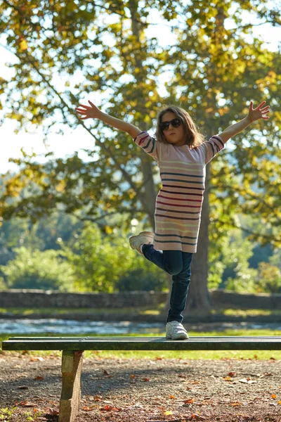 Kindermädchen Genießt Natur Park — Stockfoto