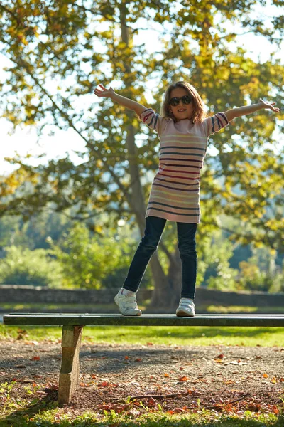 Menina Desfrutando Livre Natureza Parque — Fotografia de Stock