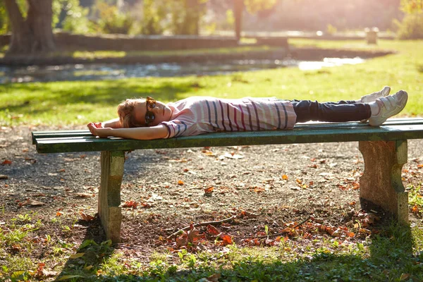 Niña Disfrutando Naturaleza Aire Libre Parque — Foto de Stock