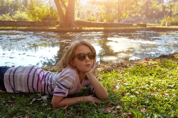 Kindermädchen Genießt Natur Park — Stockfoto