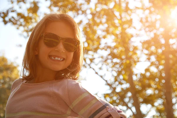 Niña Disfrutando Naturaleza Aire Libre Parque — Foto de Stock