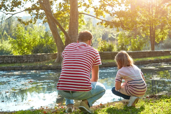 Alleinerziehender Vater Und Kleine Tochter Genießen Park — Stockfoto