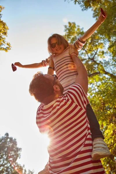 单身父亲和小女儿在公园里玩 — 图库照片