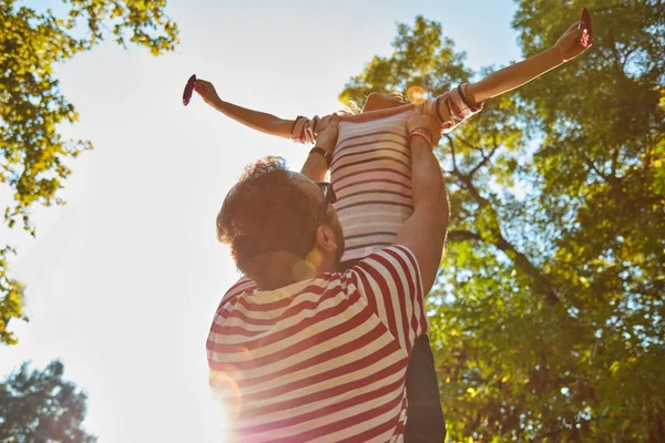 Alleinerziehender Vater Und Kleine Tochter Genießen Park — Stockfoto