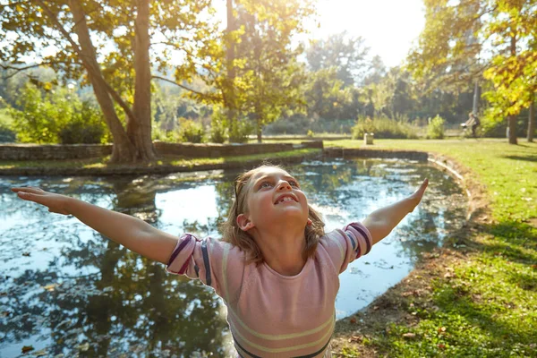 Kindermädchen Genießt Natur Park — Stockfoto