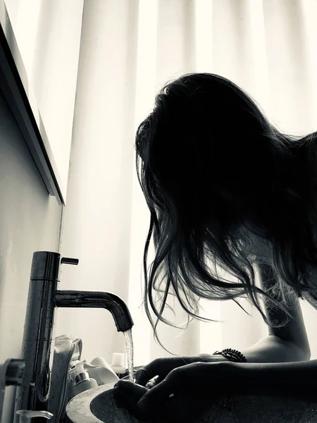 Mujer Lavándose Cara Baño Iluminado Por Mañana — Foto de Stock