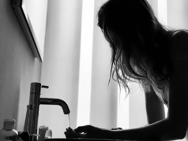 Mulher Lavando Seu Rosto Uma Manhã Brilhante Banheiro Iluminado — Fotografia de Stock