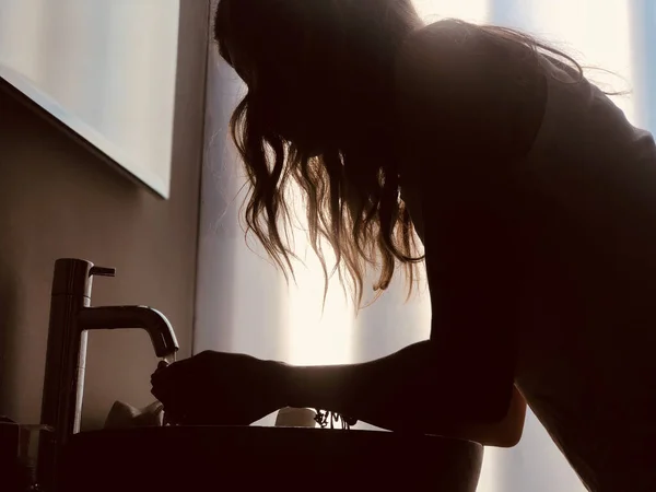 Femme Lavant Visage Dans Une Salle Bain Lumineuse Matinale — Photo