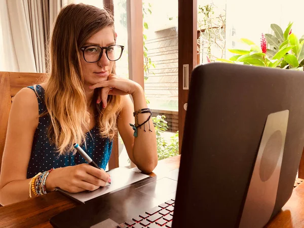 Mulher Trabalhando Casa Usando Notebook Laptop Conceito Freelance Moderno — Fotografia de Stock