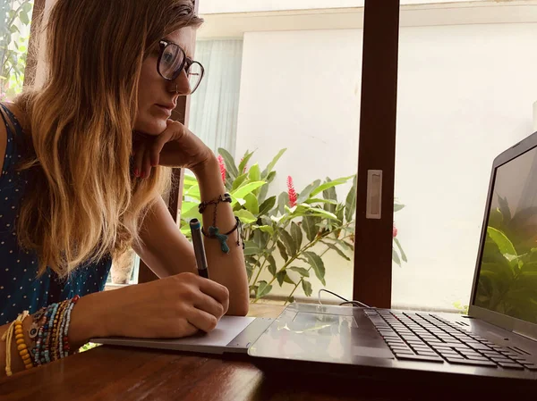 Жінка Працює Дому Використовуючи Ноутбук Сучасну Концепцію Фрілансу — стокове фото