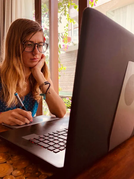 在家工作的妇女 使用笔记本电脑 现代自由职业概念 — 图库照片