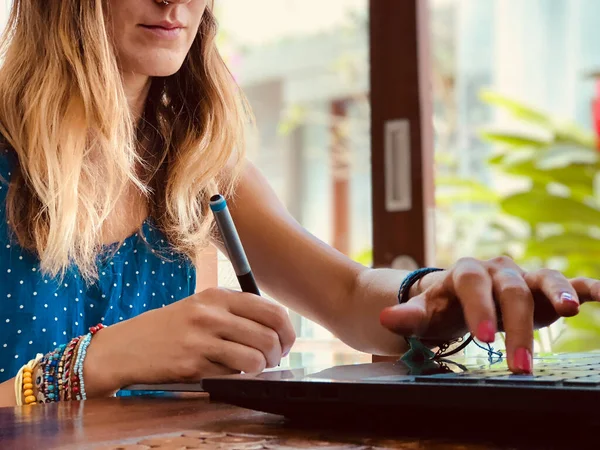 Mujer Trabajando Desde Casa Usando Portátil Portátil Moderno Concepto Freelance — Foto de Stock