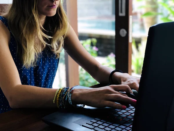 Жінка Працює Дому Використовуючи Ноутбук Сучасну Концепцію Фрілансу — стокове фото