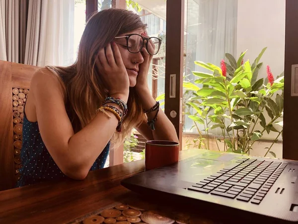 Mujer Trabajando Desde Casa Deprimida Cansada Dolor Cabeza Concepto Moderno —  Fotos de Stock