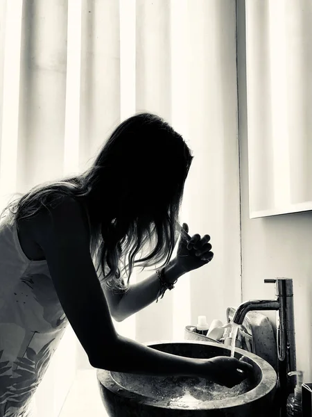 Mujer Usando Cepillo Dientes Baño Iluminado — Foto de Stock