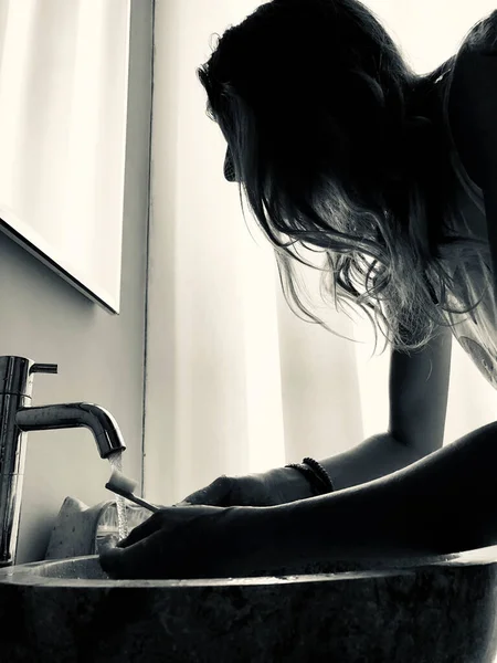 Woman Using Toothbrush Bright Lit Bathroom — Stock Photo, Image