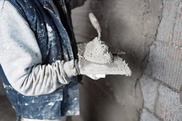 Pekerja Konstruksi Nyata Bekerja Dinding Dalam Rumah Baru — Stok Foto