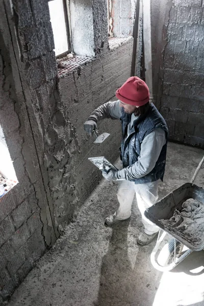 Trabajador Construcción Real Trabajando Una Pared Dentro Nueva Casa — Foto de Stock