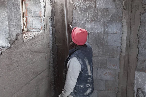 Véritable Ouvrier Construction Travaillant Sur Mur Intérieur Nouvelle Maison — Photo