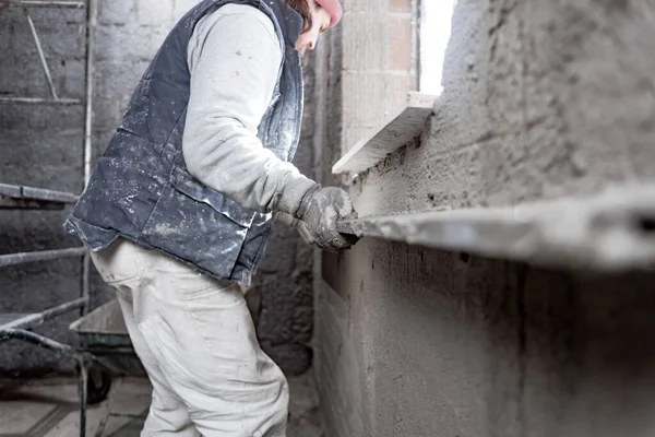 Véritable Ouvrier Construction Travaillant Sur Mur Intérieur Nouvelle Maison — Photo