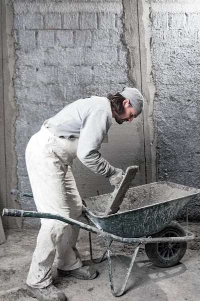 Trabajador Construcción Real Trabajando Una Pared Dentro Nueva Casa — Foto de Stock