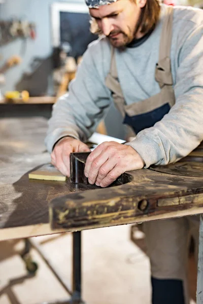 Mężczyzna Stolarz Praca Stary Drewno Retro Vintage Warsztat — Zdjęcie stockowe