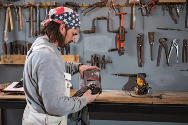 Menuisier Homme Travaillant Sur Vieux Bois Dans Atelier Vintage Rétro — Photo