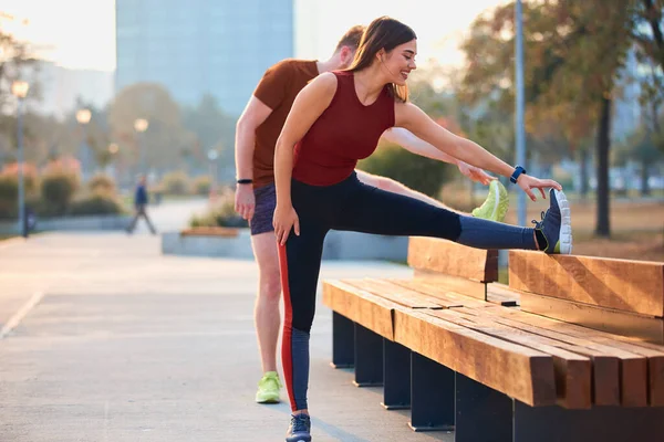 Dos Jóvenes Deportistas Haciendo Ejercicio Parque Urbano — Foto de Stock