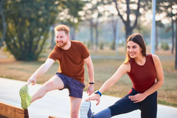 Deux Jeunes Hommes Femmes Sportifs Faisant Exercice Dans Parc Urbain — Photo