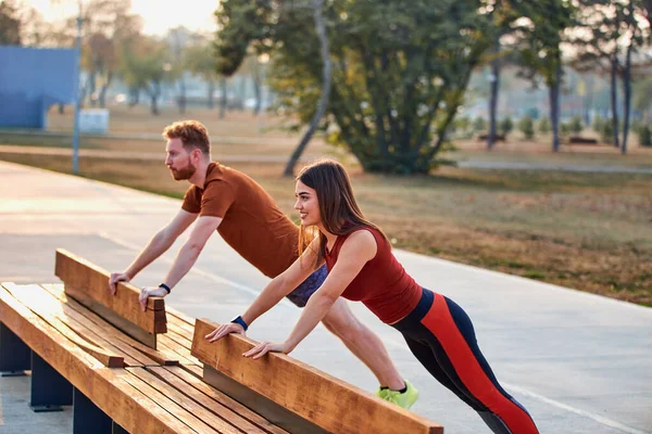 Két Fiatal Sportos Férfi Tornázik Városi Parkban — Stock Fotó