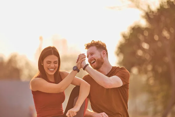 Dois Jovens Desportista Homem Mulher Exercendo Parque Urbano — Fotografia de Stock