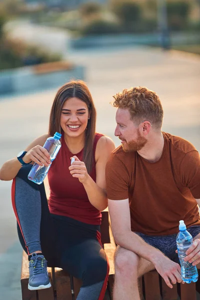 Dois Jovens Desportista Homem Mulher Exercendo Parque Urbano — Fotografia de Stock