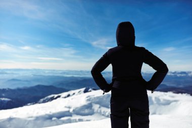 Kadın dağda kış havasının tadını çıkarıyor..