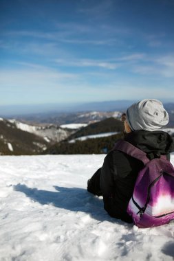 Kadın dağda kış havasının tadını çıkarıyor..