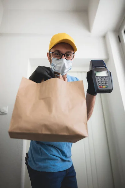 Tipo Entrega Frente Puerta Casa Con Máscara Protectora Celebración Bolsa — Foto de Stock