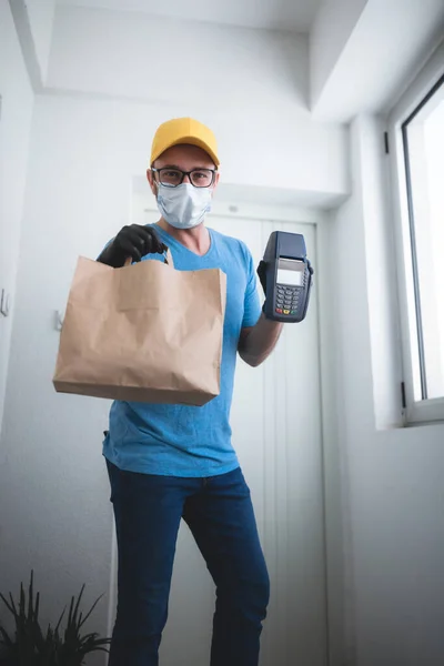 Tipo Entrega Frente Puerta Casa Con Máscara Protectora Celebración Bolsa — Foto de Stock