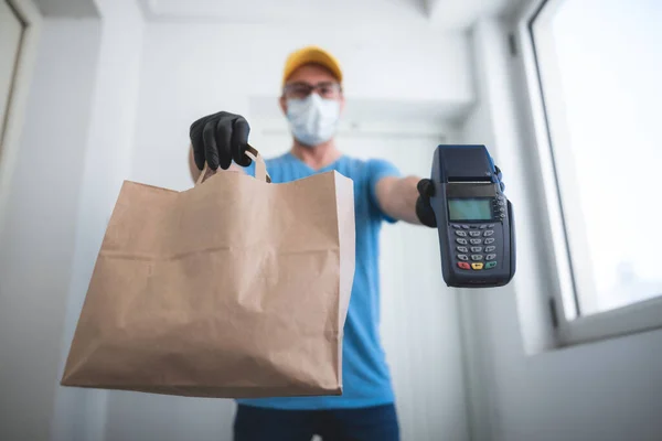 Tipo Entrega Frente Puerta Casa Con Máscara Protectora Celebración Bolsa — Foto de Stock