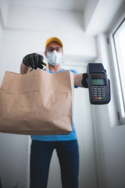 Tipo Entrega Frente Puerta Casa Con Máscara Protectora Celebración Bolsa — Foto de Stock