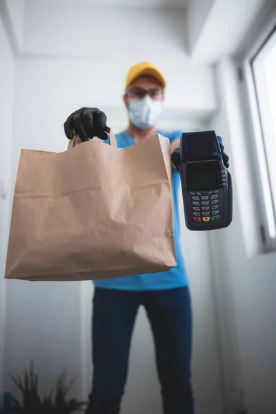 Tipo Entrega Frente Puerta Casa Con Máscara Protectora Celebración Bolsa — Foto de Stock