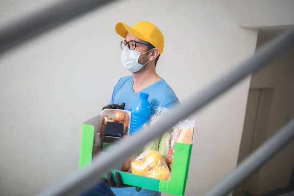 Delivery Guy Building Staircase Protective Mask Holding Box Groceries Pos — Stock Photo, Image