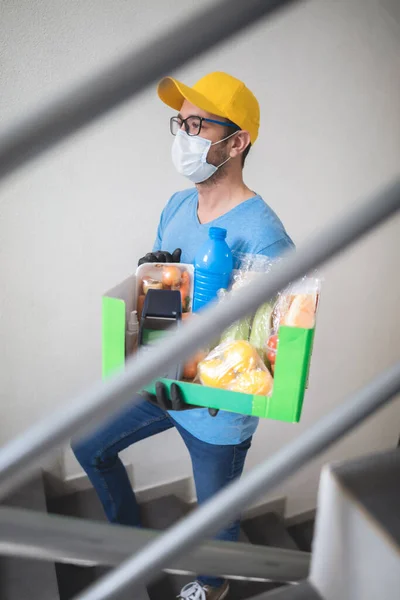 Tipo Entrega Escalera Del Edificio Con Caja Sujeción Máscara Protectora — Foto de Stock