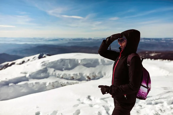 Γυναίκα Απολαμβάνοντας Ένα Βουνό Χειμώνα Φρέσκο Αέρα — Φωτογραφία Αρχείου