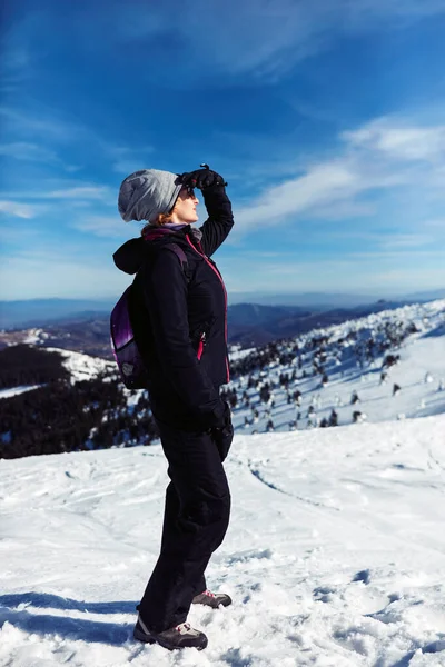 Mujer Disfrutando Una Montaña Invierno Aire Fresco — Foto de Stock