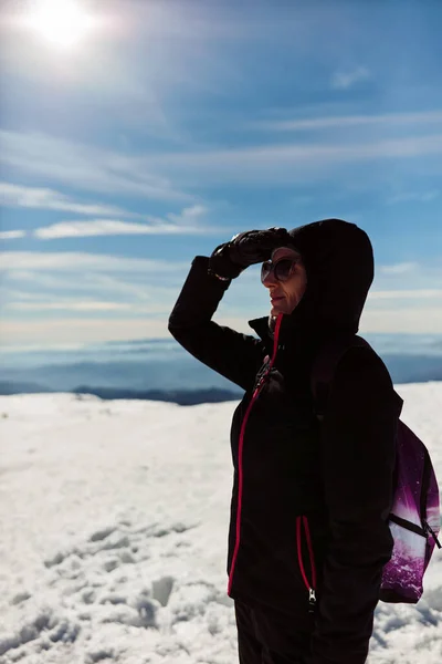 Mujer Disfrutando Una Montaña Invierno Aire Fresco — Foto de Stock