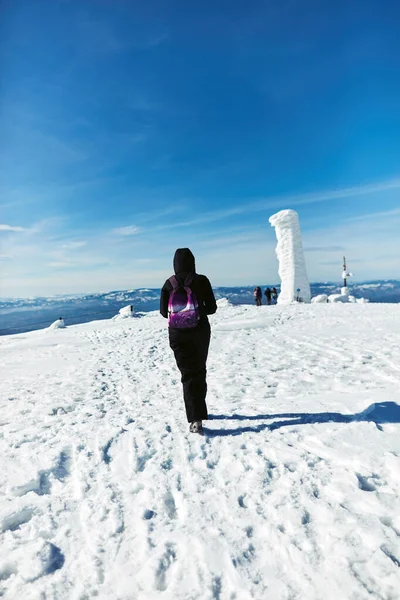 Mujer Disfrutando Una Montaña Invierno Aire Fresco — Foto de Stock
