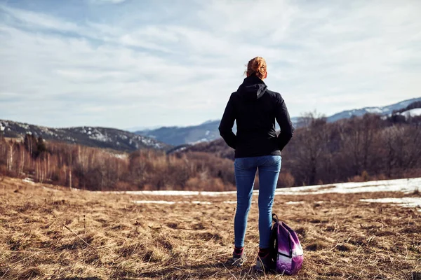 Donna Godendo Una Montagna Inverno Aria Fresca — Foto Stock