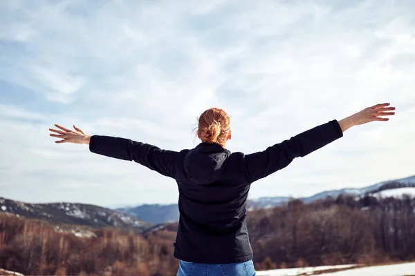 Femme Jouissant Sur Une Montagne Hiver Air Frais — Photo