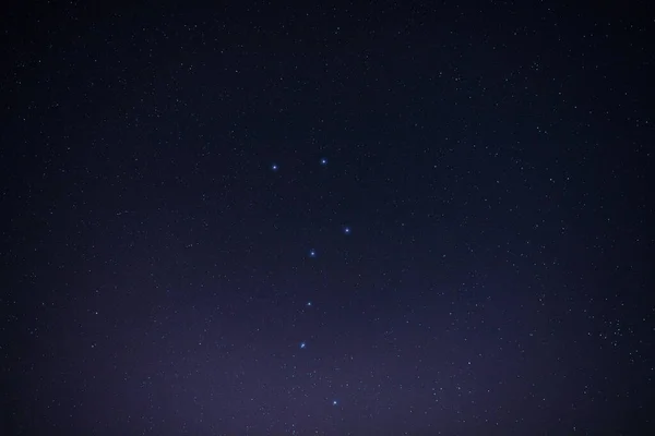 은하의 하늘은 떨어진 교외의 어두운 곳에서 노출로 사진을 찍었다 — 스톡 사진