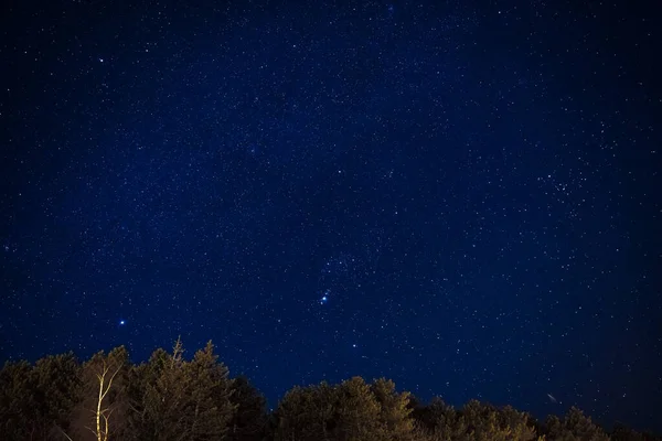 银河之星和星空拍下的照片 长期暴露在遥远的郊区黑暗中 — 图库照片