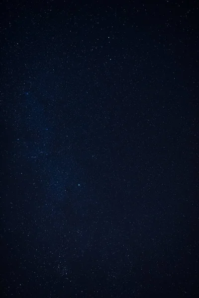 遠く離れた郊外の暗い場所からの長い露出で撮影された天の川の星と星空 — ストック写真